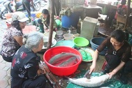 Thực phẩm Tết “đội giá” từng ngày