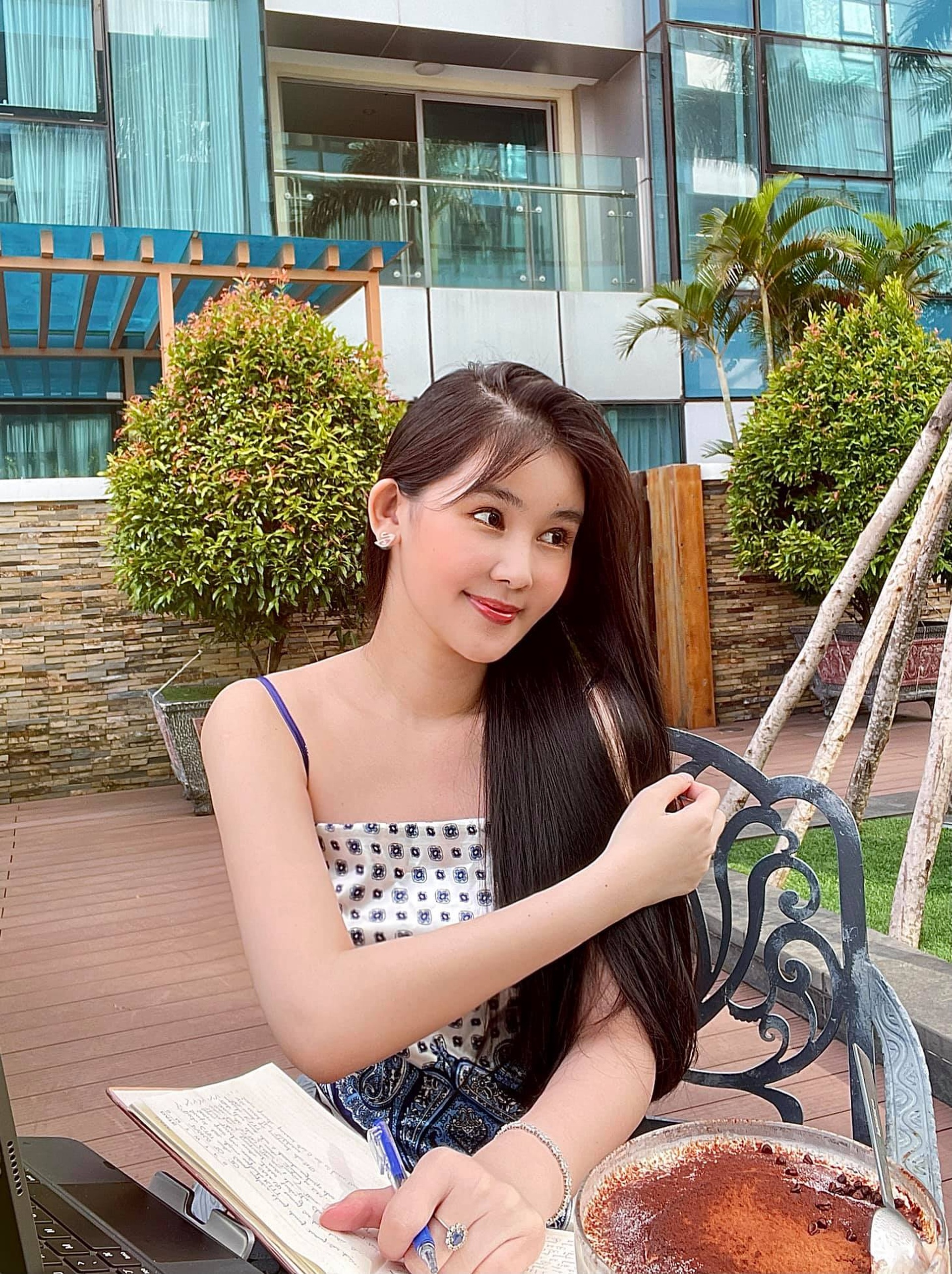Ý Nhi vạ miệng, bị kêu gọi tước ngôi vị: Hoa hậu cần học nói thông minh? - 2 Ý Nhi vạ miệng, bị kêu gọi tước ngôi vị: Hoa hậu cần học nói thông minh? - 2