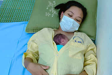 Bé sinh non cân nặng 1kg, tím tái được cứu sống