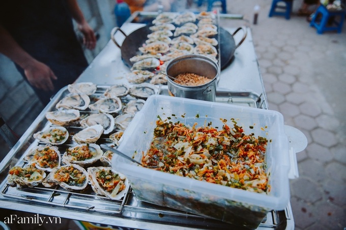 Hàu nướng vỉa hè ngon bổ rẻ 5000 đồng/con: Trước khi ăn hãy nhớ kỹ điều này! - Ảnh 1. Hàu nướng vỉa hè ngon bổ rẻ 5000 đồng/con: Trước khi ăn hãy nhớ kỹ điều này! - Ảnh 1.