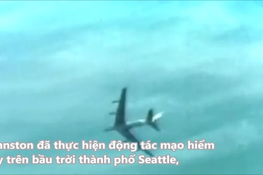 Phi công Alvin Melvin Johnston thực hiện bay lộn vòng trên chiếc Boeing