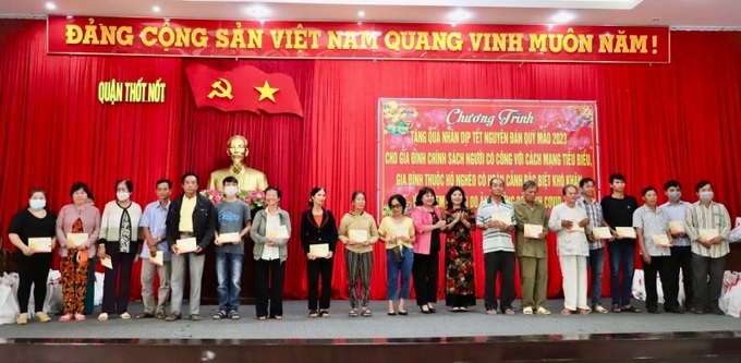 TS Trần Thị Xuân Mai – GĐ Sở LĐ-TB&XH TP.Cần Thơ (áo hồng) trao quà Xuân cho các gia đình chính sách, người có công với cách mạng.