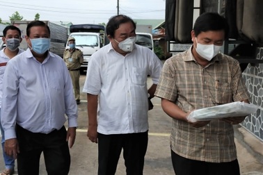 Bí thư Cà Mau trực tiếp kiểm tra 12 tấn tôm của tỉnh cực nam hỗ trợ TPHCM