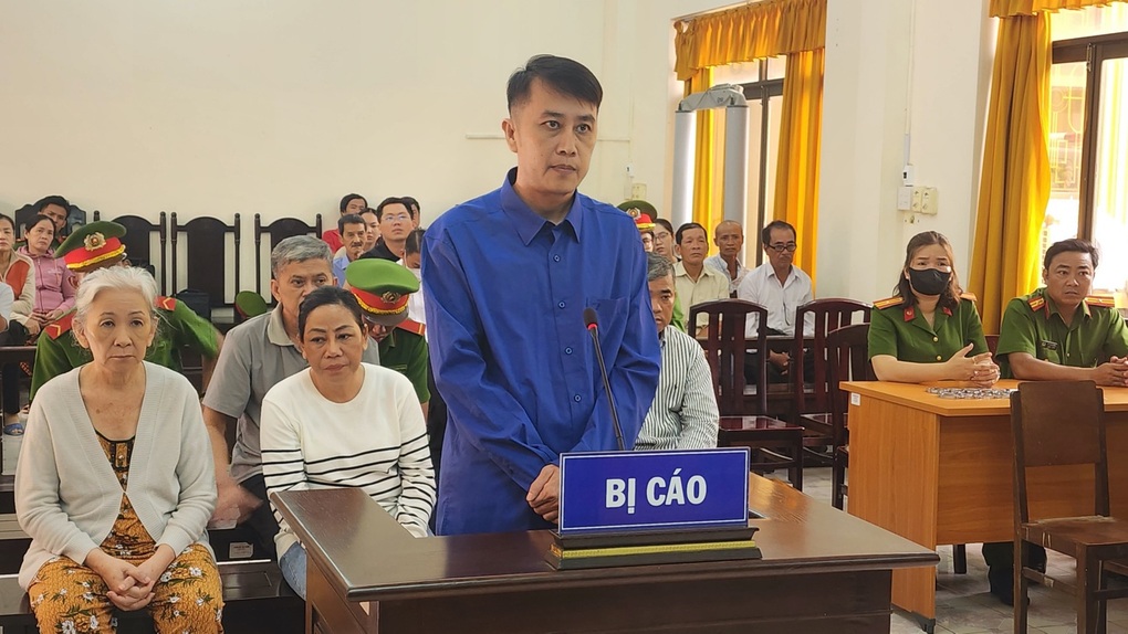 Tuyên án nhóm bác sĩ làm khống hơn 1.000 hồ sơ khám sức khỏe ở Kiên Giang - 1 Tuyên án nhóm bác sĩ làm khống hơn 1.000 hồ sơ khám sức khỏe ở Kiên Giang - 1