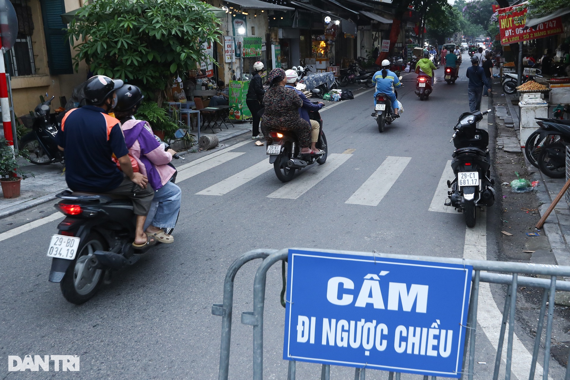 Hình ảnh xe máy đi ngược chiều tràn lan trên đường phố Hà Nội - 8