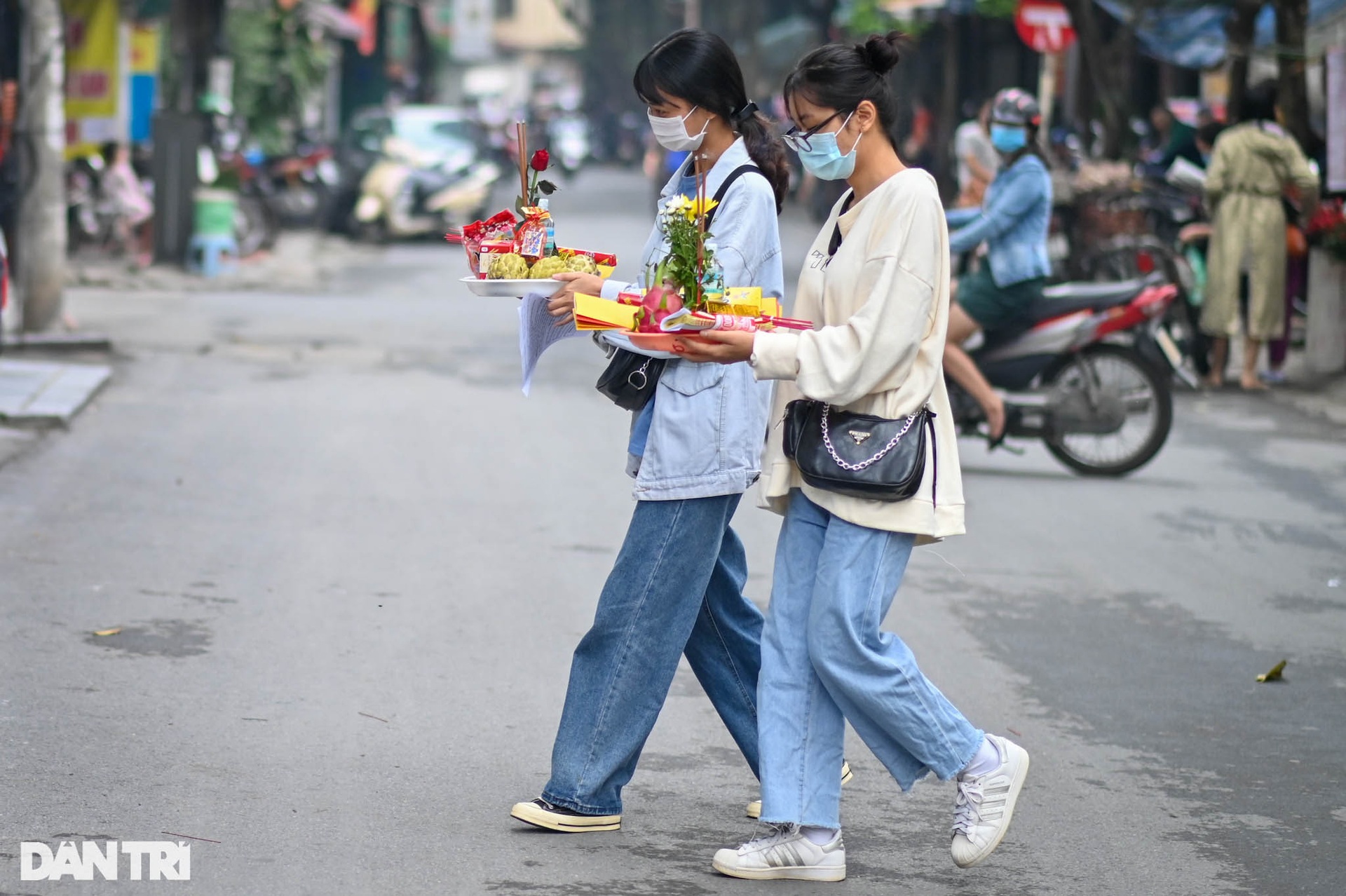 Giới trẻ đổ xô về chùa Hà vái vọng cầu duyên trong ngày 20/10 - 10