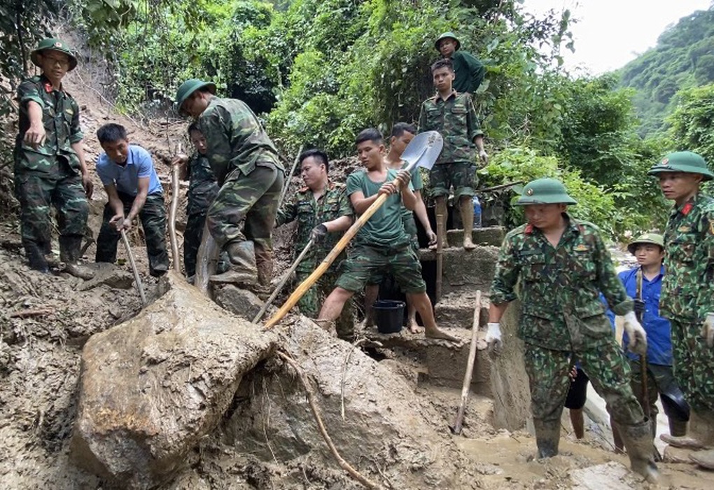 Đào được két sắt có nhiều tiền, vàng khi dọn bùn đất sau lũ - 7 Đào được két sắt có nhiều tiền, vàng khi dọn bùn đất sau lũ - 7
