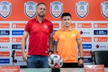 HLV Polking và Quang Hải tuyên bố nâng cúp vô địch trên đất Thái Lan