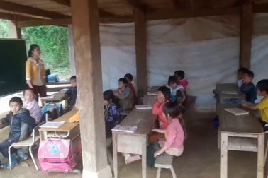 Trường sập, giáo viên và học sinh dạy và học nhờ tại nhà dân