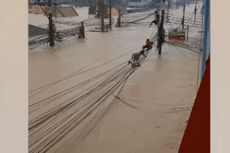 Người Thái Lan hoảng loạn đu dây điện thoát thân khỏi lũ lụt nghiêm trọng