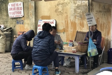 Trà đá vỉa hè ở Hà Nội vẫn ngang nhiên bày bán bất chấp lệnh cấm