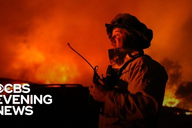 Lửa cháy rừng “nuốt chửng” nhà cửa tại thành phố Mỹ