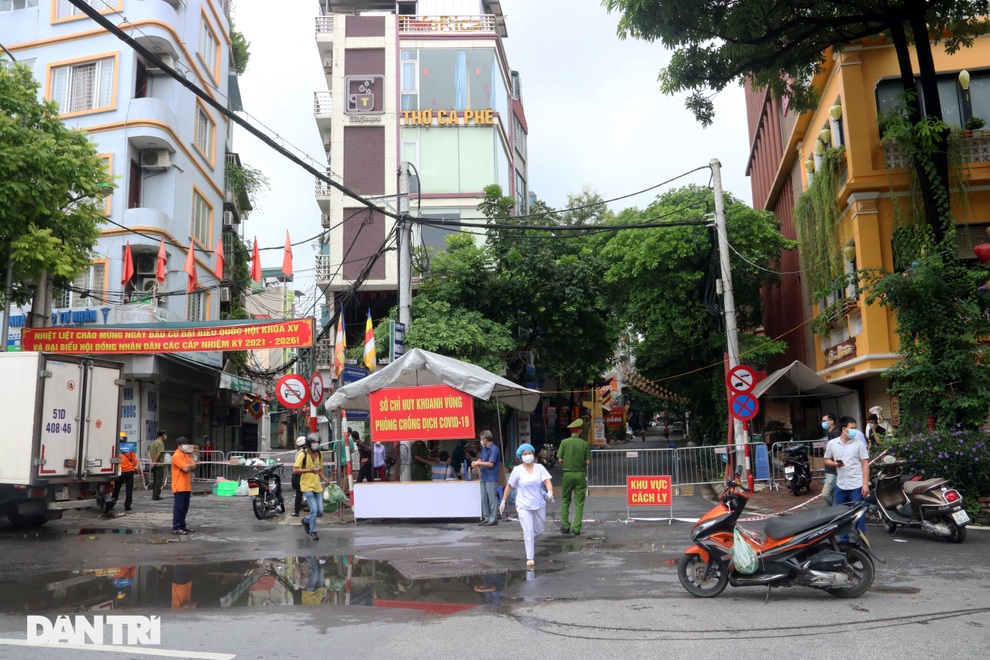 Toàn cảnh điểm nóng có 41 ca dương tính tại phường Giáp Bát - 3 Toàn cảnh điểm nóng có 41 ca dương tính tại phường Giáp Bát - 3