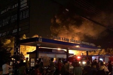 Xe bồn bốc cháy khi đang bơm xăng vào cây xăng