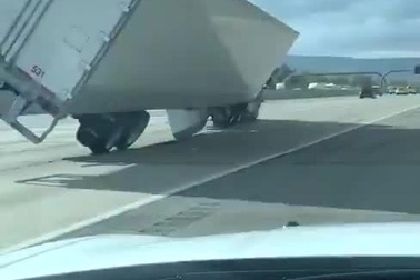 Gió mạnh thổi xe tải lật nhào trên đường cao tốc Mỹ