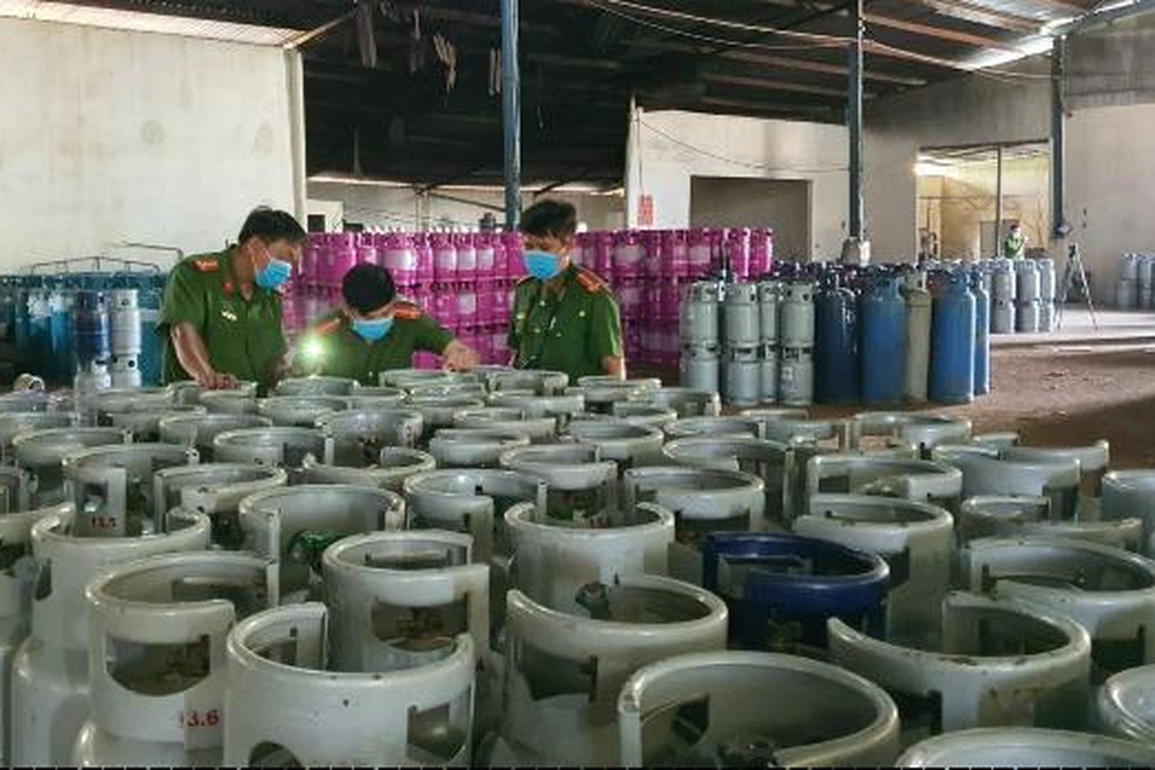 Phát hiện hàng nghìn bình gas bị phù phép hạn kiểm định - 1 Phát hiện hàng nghìn bình gas bị phù phép hạn kiểm định - 1