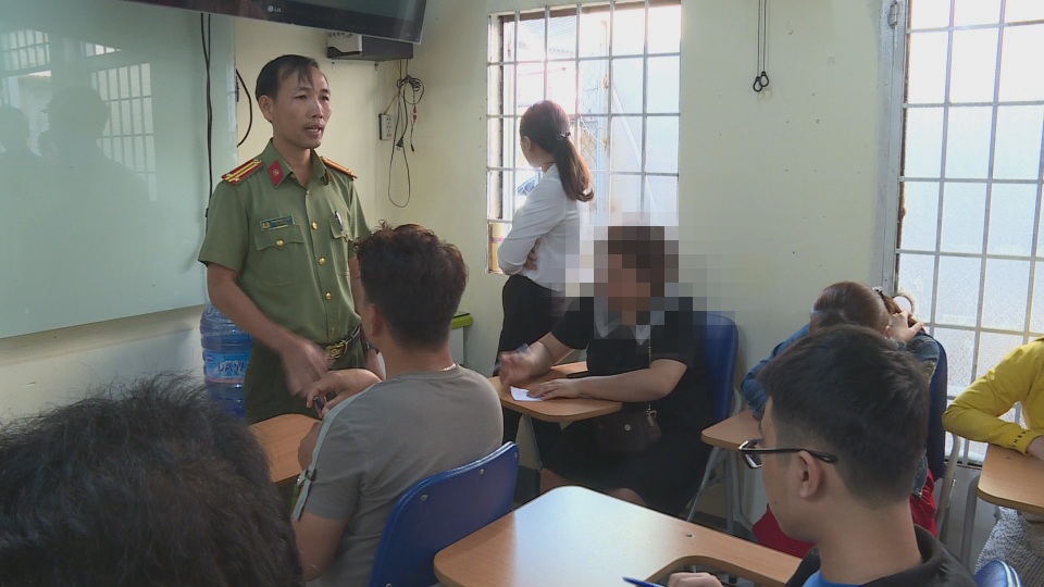 Phát hiện trung tâm tổ chức thi ngoại ngữ “chui” cho hàng loạt học viên - 1 Phát hiện trung tâm tổ chức thi ngoại ngữ “chui” cho hàng loạt học viên - 1