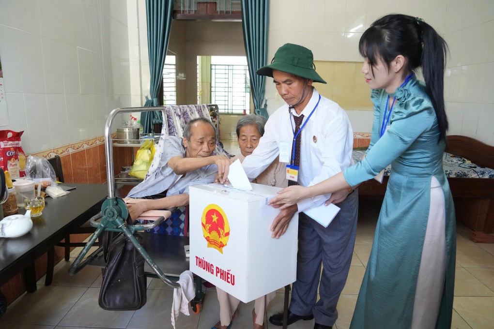 Đưa thùng phiếu đến tận nơi để 17 cử tri đặc biệt ở TPHCM bầu cử - 1