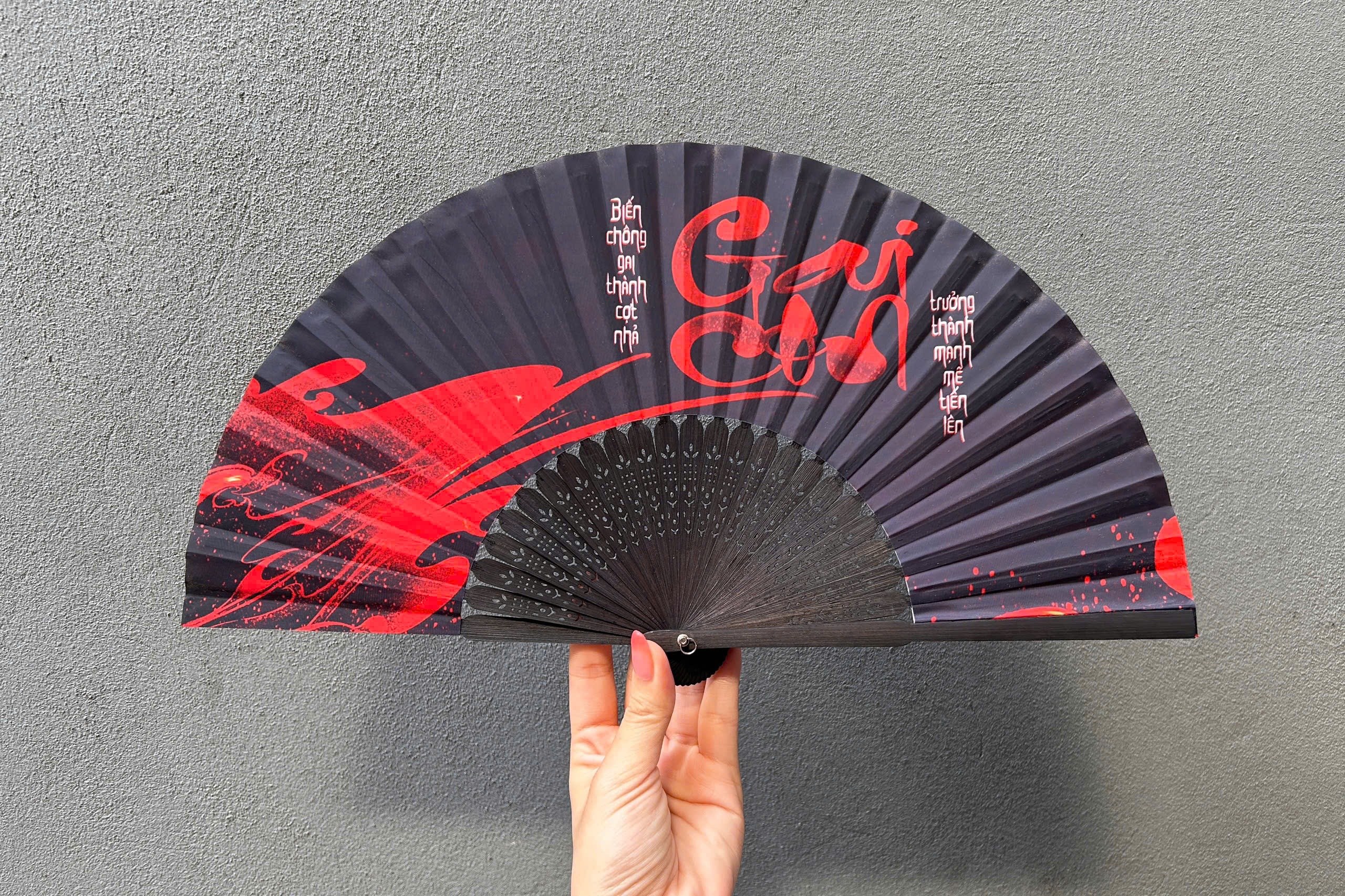Truyền nhân Gen Z dùng công nghệ, đu concert giữ nghề quạt trăm năm - 7 Truyền nhân Gen Z dùng công nghệ, đu concert giữ nghề quạt trăm năm - 7