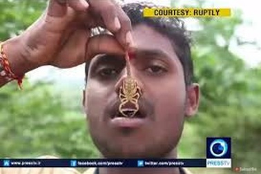 Đến với ngôi làng kỳ lạ, nơi người dân thích “chơi đùa” cùng bọ cạp sống