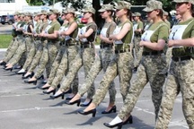 Tranh cãi việc nữ binh sĩ Ukraine đi giày cao gót duyệt binh