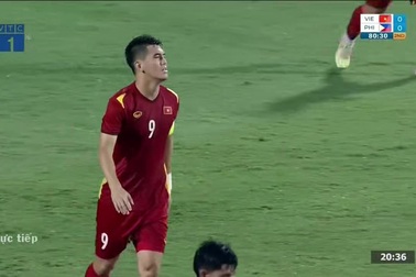 Tiến Linh sút bóng chệch cột dọc