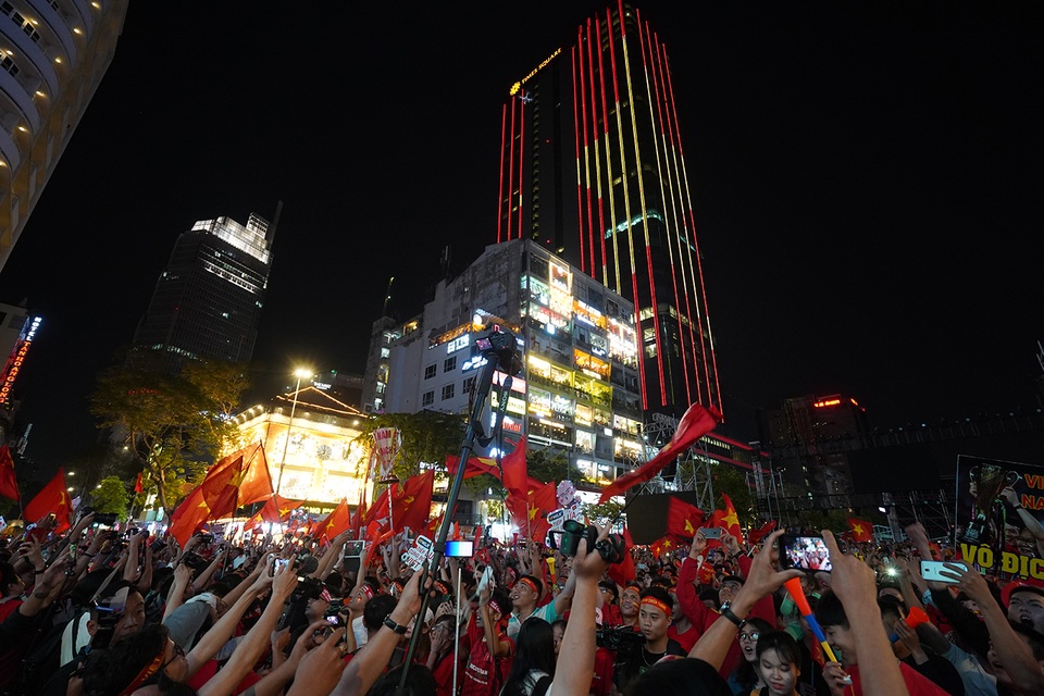 Người Sài Gòn ngây ngất với chiếc cúp vô địch SEA Games - 6