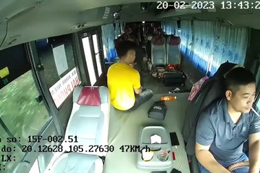 Phụ xe ngã lăn quay vì không thắt dây an toàn