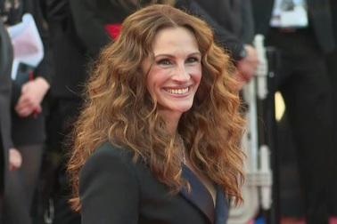 Julia Roberts tỏa sáng trên thảm đỏ Cannes