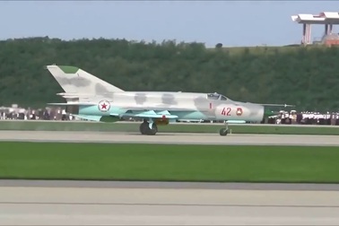 Máy bay chiến đấu Triều Tiên đập đuôi xuống đất trong triển lãm hàng không đầu tiên