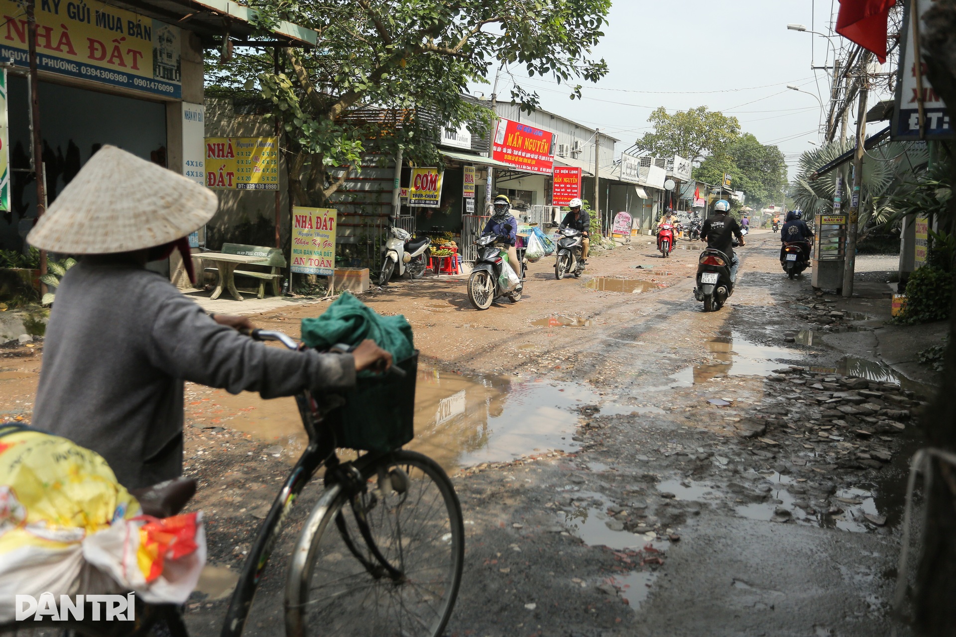 Người dân khổ sở vì tuyến đường chi chít ổ gà, ổ voi ở TPHCM - 6 Người dân khổ sở vì tuyến đường chi chít ổ gà, ổ voi ở TPHCM - 6