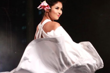 Hoa hậu Ngọc Hân tung váy ấn tượng trên sàn catwalk