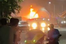 Xe bồn phát nổ, cháy lớn sau va chạm barie ở Hưng Yên