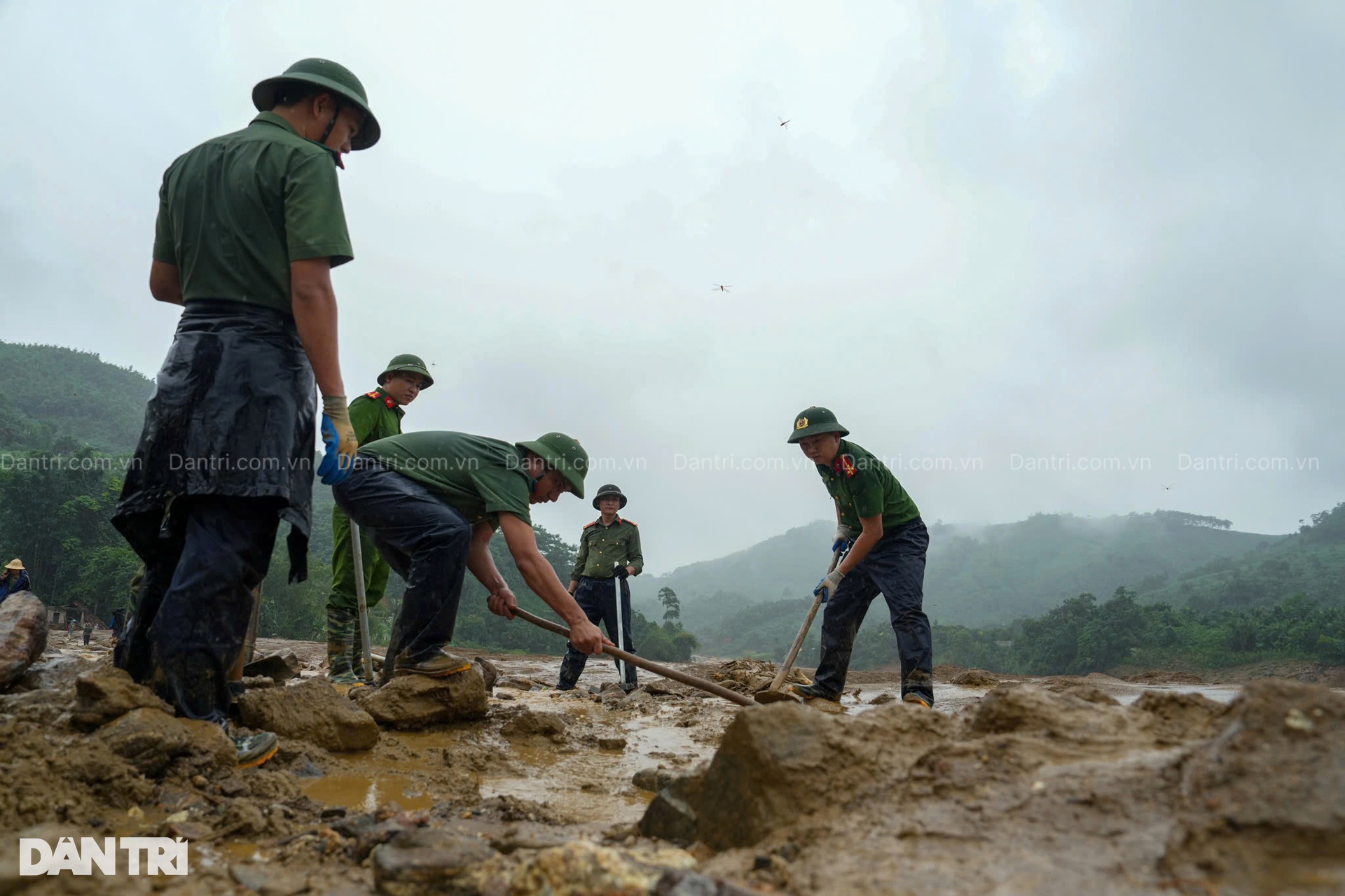 Lào Cai: Hiện trường tang thương ở nơi trận lũ quét vùi lấp cả một bản - 14 Lào Cai: Hiện trường tang thương ở nơi trận lũ quét vùi lấp cả một bản - 14