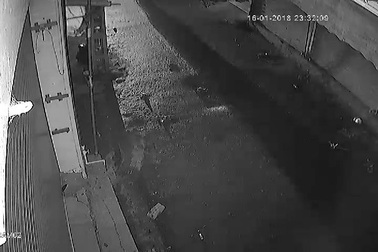 Côn đồ "khủng bố" nhà dân bằng "bom bẩn" trong đêm