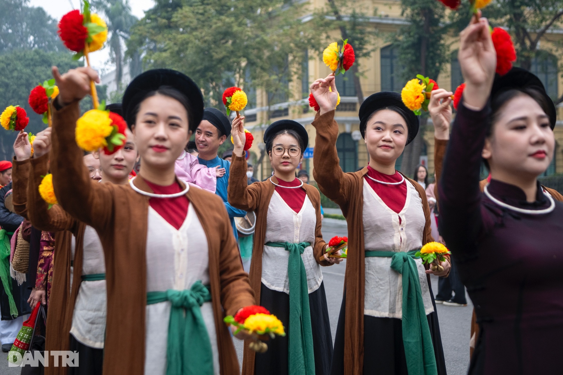 Hơn 400 người mặc cổ phục diễu hành trên phố Hà Nội mừng Tết Ất Tỵ 2025 - 11 Hơn 400 người mặc cổ phục diễu hành trên phố Hà Nội mừng Tết Ất Tỵ 2025 - 11