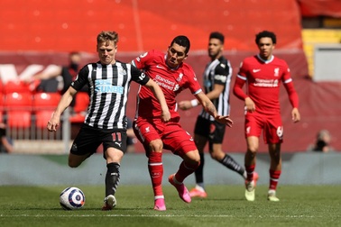 Liverpool 1-1 Newcastle: VAR ra sức cứu, Anfield vẫn... "sập"