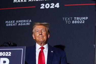 Ông Trump tới bang Iowa để áp đảo đối thủ DeSantis