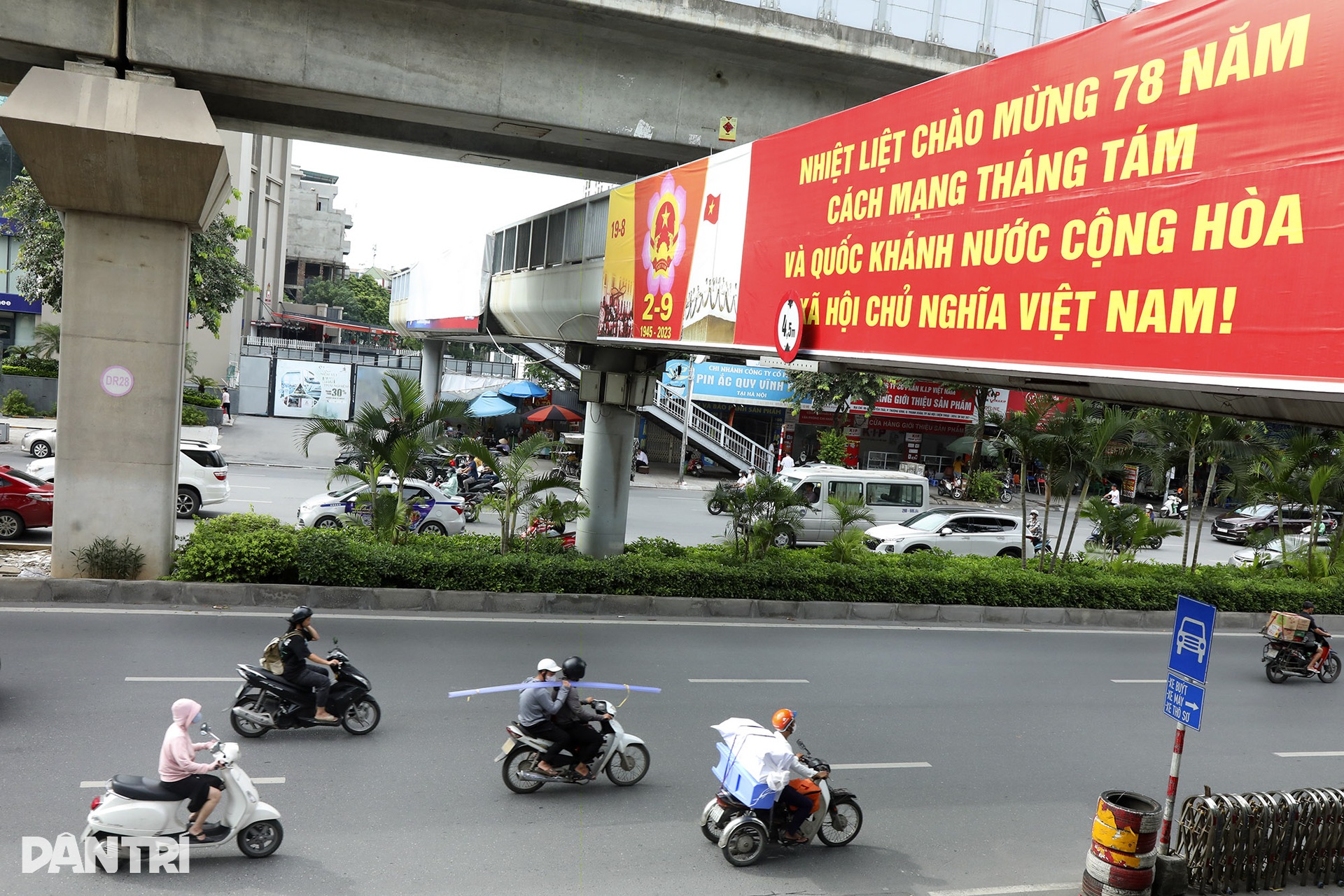 Đường phố Hà Nội rực cờ hoa mừng Quốc khánh 2/9 - 10 Đường phố Hà Nội rực cờ hoa mừng Quốc khánh 2/9 - 10