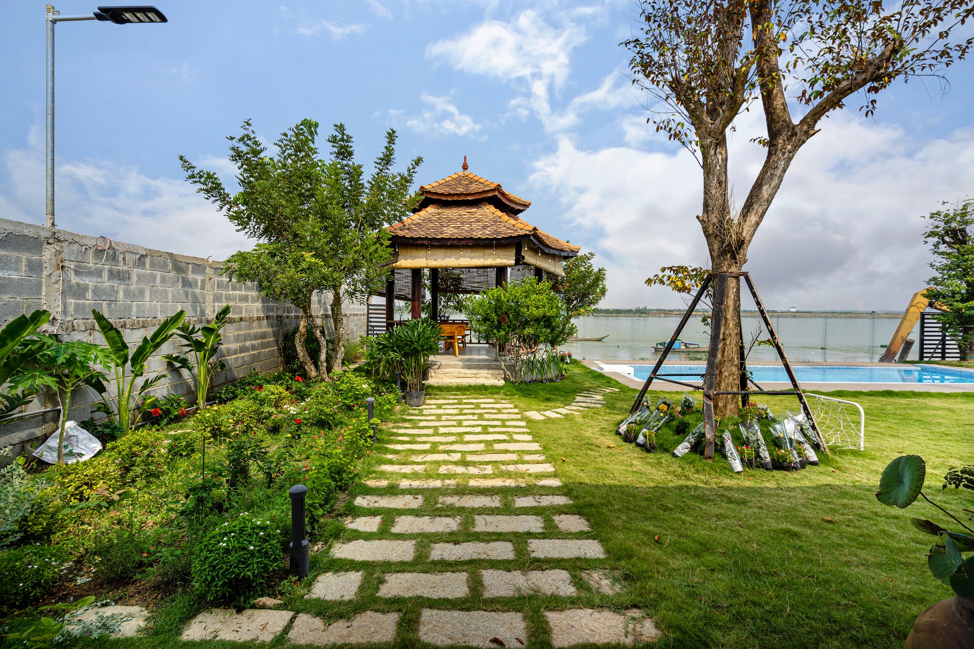 Xây nhà vườn có bể bơi né dịch, chàng trai tự thiết kế rẻ và đẹp lung linh - 5 Xây nhà vườn có bể bơi né dịch, chàng trai tự thiết kế rẻ và đẹp lung linh - 5