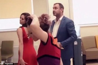 Khách thuê vũ công thoát y phản đối ngân hàng vì phục vụ kém