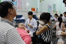 TPHCM: 2 trẻ bị sốc phản vệ nặng sau tiêm chủng