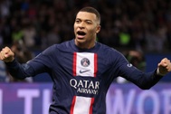 Bị đẩy vào đường cùng, PSG dùng tiền "dỗ dành" Mbappe