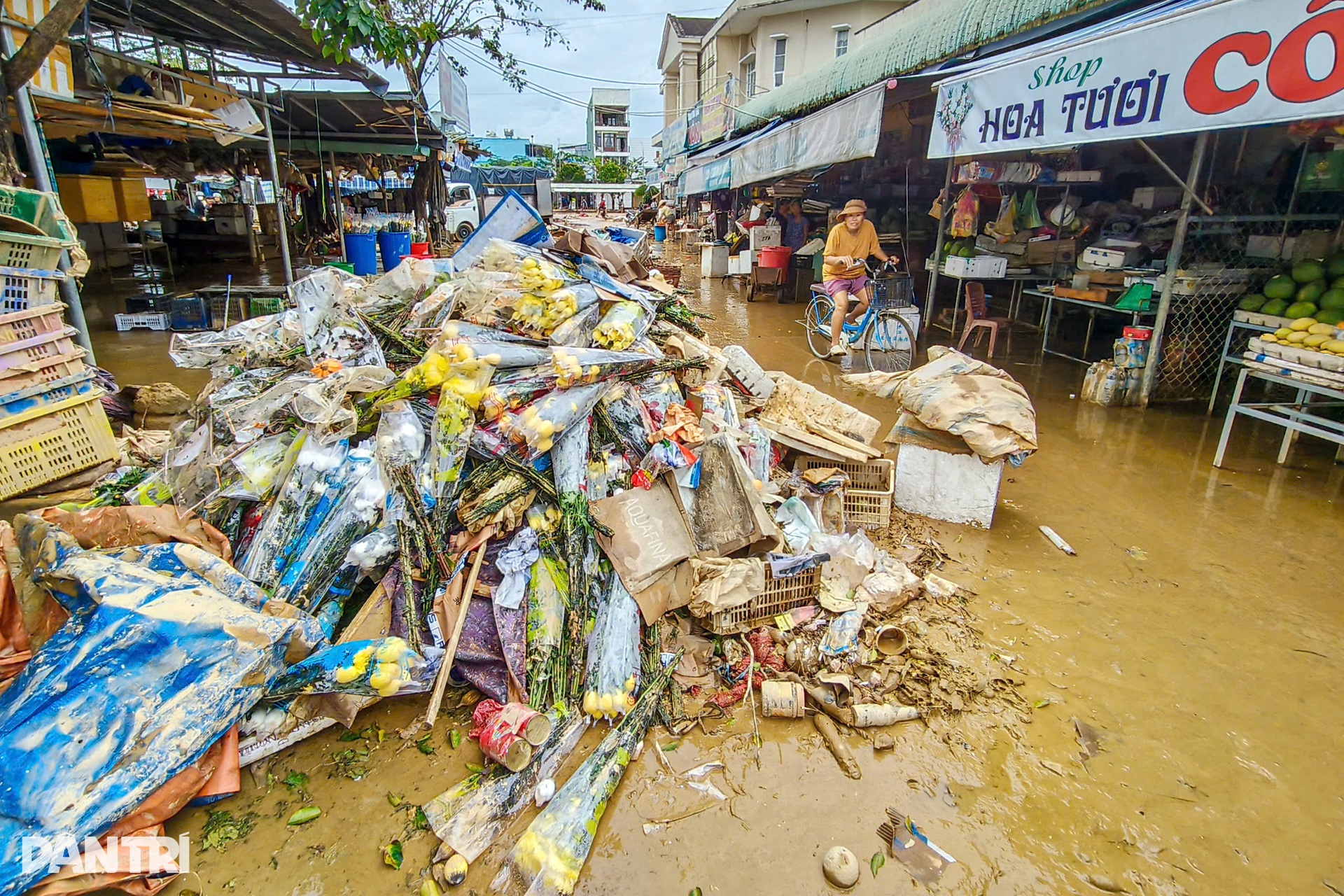 Gia đình tôi không còn đồ dùng gì nguyên vẹn sau khi nước rút! - 2 Gia đình tôi không còn đồ dùng gì nguyên vẹn sau khi nước rút! - 2