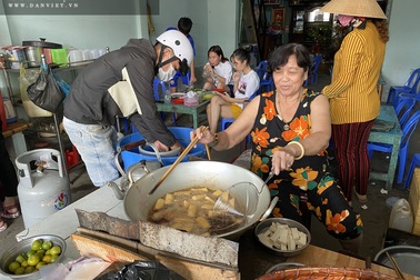Giật mình khi nghe chủ quán hô giá món tàu hủ chiên giòn "hàng chục triệu đồng" 1 đĩa