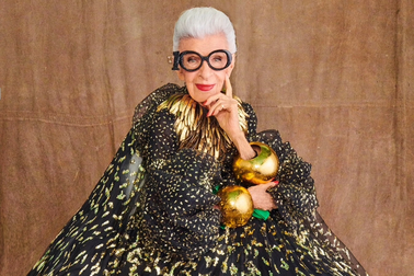 Biểu tượng thời trang thế giới Iris Apfel qua đời ở tuổi 102