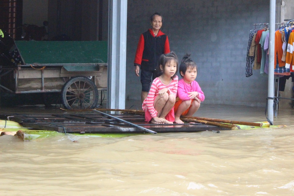Lũ đi qua, chỉ còn lại bùn non và nước mắt... - 1 Lũ đi qua, chỉ còn lại bùn non và nước mắt... - 1
