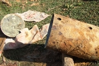 Bắt quả tang nhóm đối tượng xẻ bom lấy thuốc nổ