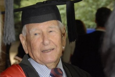 Cụ ông tốt nghiệp thạc sĩ ở tuổi 97