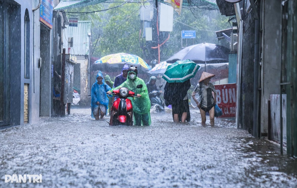 Hà Nội: Mưa lớn ngày cuối tuần, hàng loạt ô tô chết máy - 9